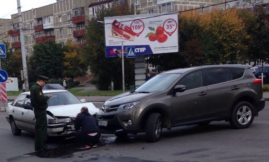 На улице Горького столкнулись две иномарки, движение затруднено (фото)