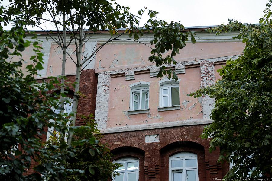 Осторожно, кирпичи: на Эпроновской осыпается историческое здание школы