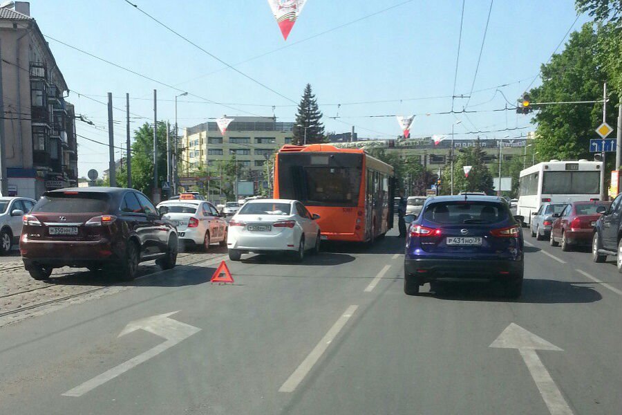В центре Калининграда «Ниссан» врезался в автобус (фото)
