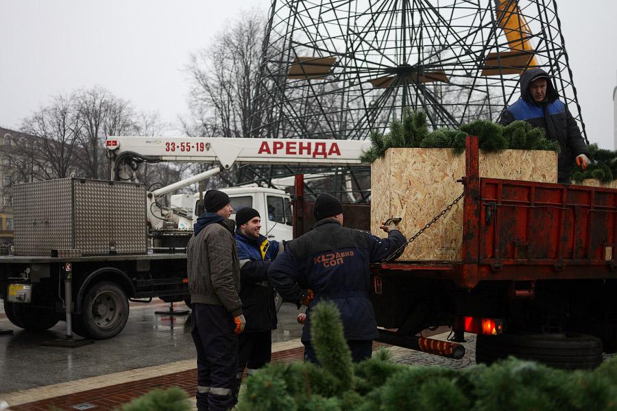 От каркаса до игрушки: в Калининграде собрали главную городскую елку