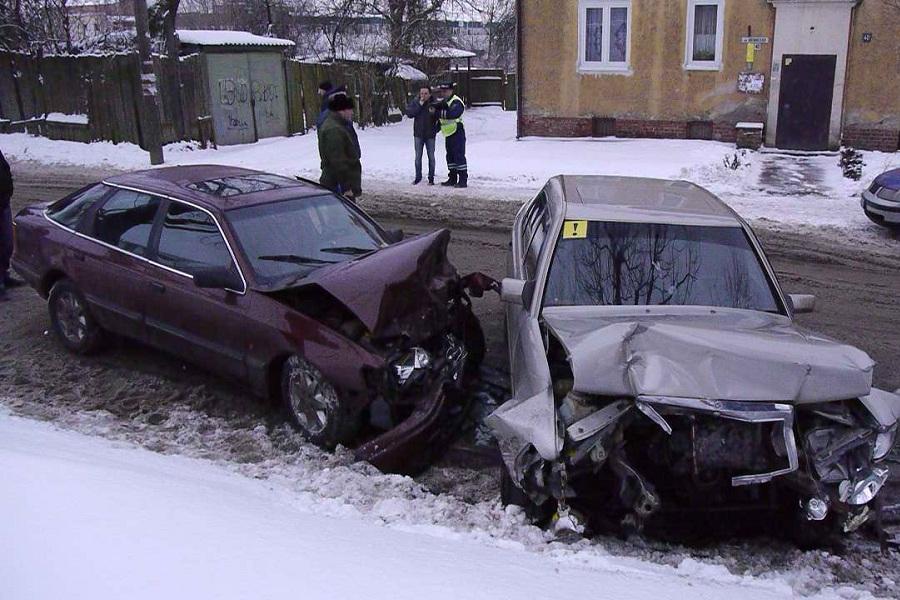 В Калининграде на Ялтинской неопытный водитель устроил ДТП, есть пострадавшие (+фото)