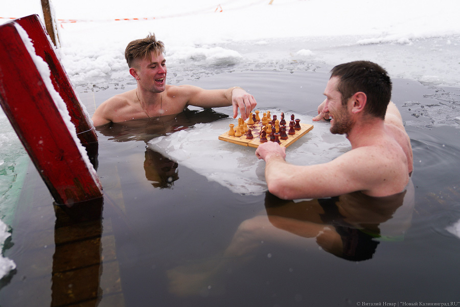 Самовар и прорубь: как проводят зиму калининградские моржи