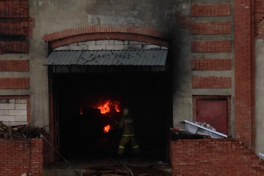 Огненная ванна: в Багратионовске сгорела фабрика душевых кабин (фото)