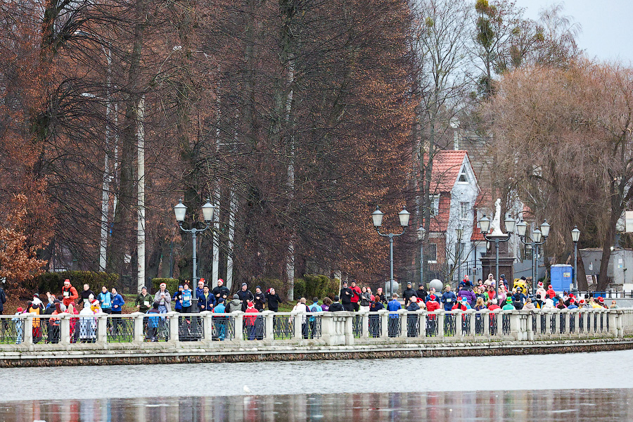 «Всем мира»: сторонники ЗОЖ пробежали по набережной Верхнего озера 2023 метра (фото)
