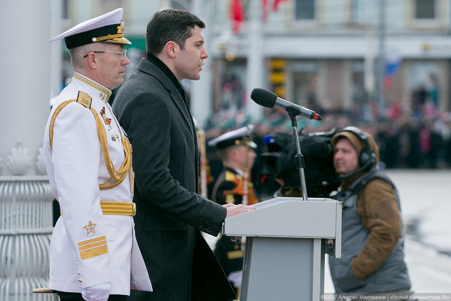 «Гвоздики», «Град» и снег: в Калининграде прошел Парад Победы