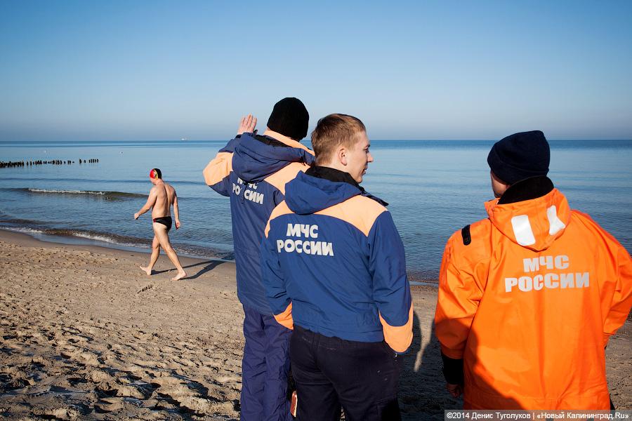 Зеленоградец поздравил женщин с 8 Марта, проплыв больше километра в ледяной воде