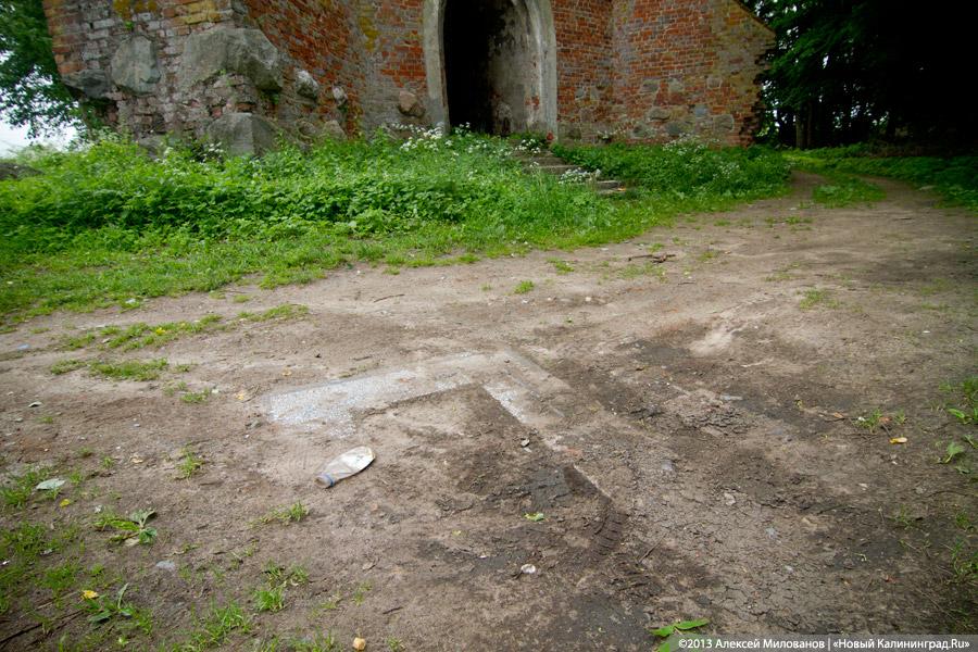 Часы и вороны: кирха в поселке Ушаково приходит в упадок