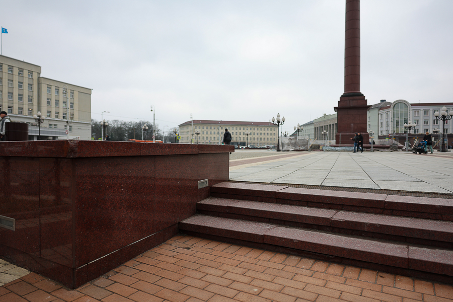 Дотянули до последнего: как выглядит площадь Победы после зимы (фото)