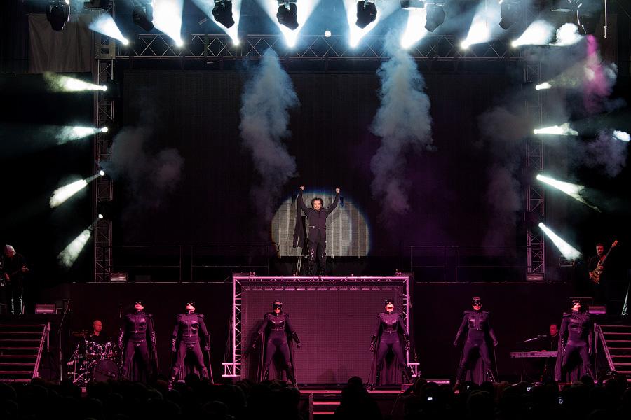 «И тут я, весь в белом»: фоторепортаж с концерта Филиппа Киркорова