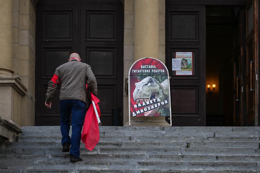 Цветы для Ленина: в Калининграде отметили годовщину Октябрьской революции
