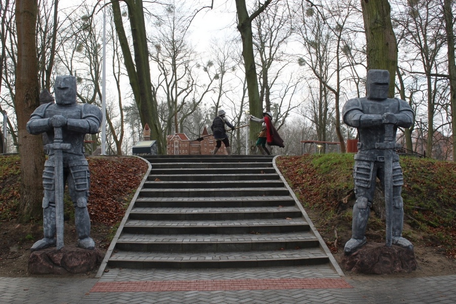 Скульптор-самоучка создал рыцарей и каменную бабу для парка в Багратионовске (фото)