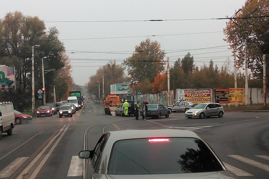 На перекрестке Суворова и Транспортной авария, движение затруднено