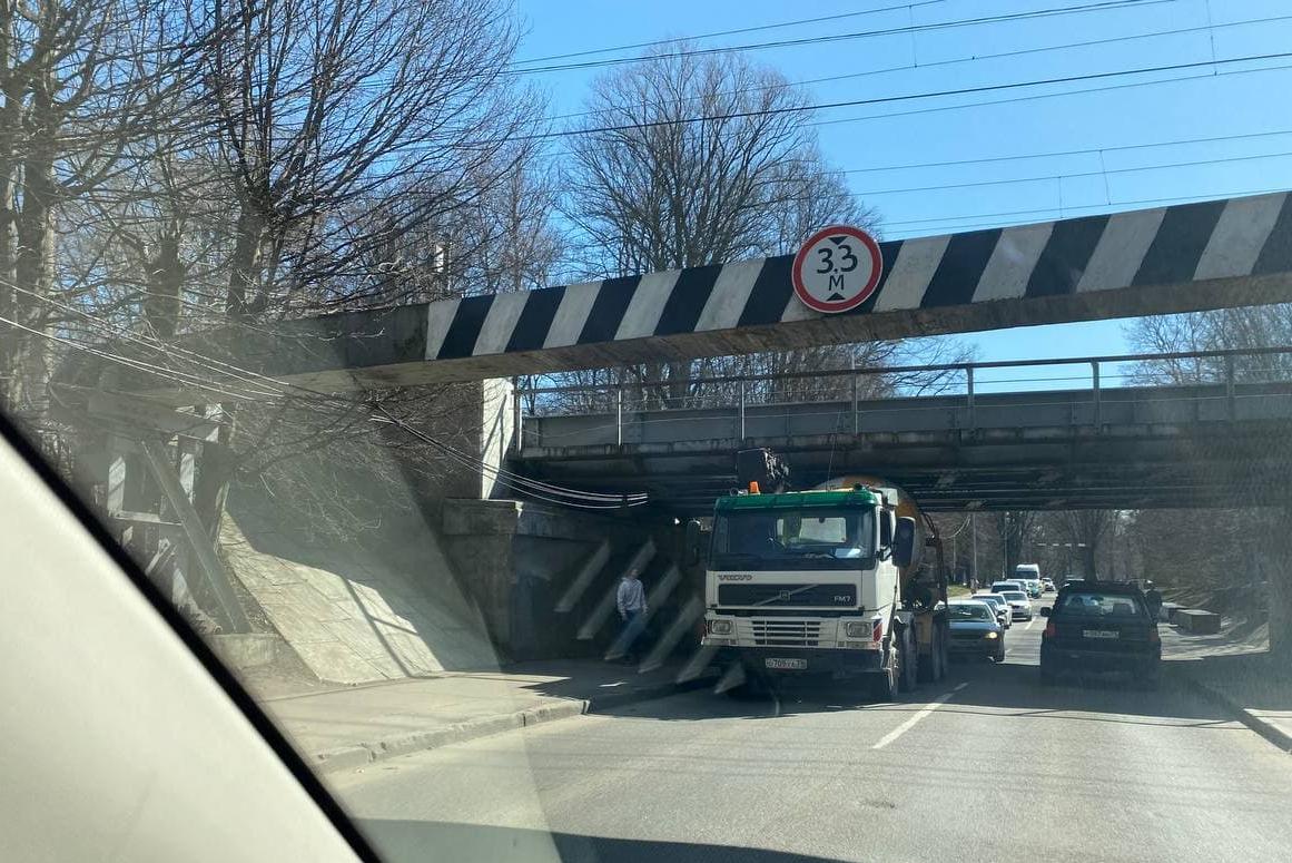 Под мостом на ул. Островского застрял автобетоносмеситель (фото)