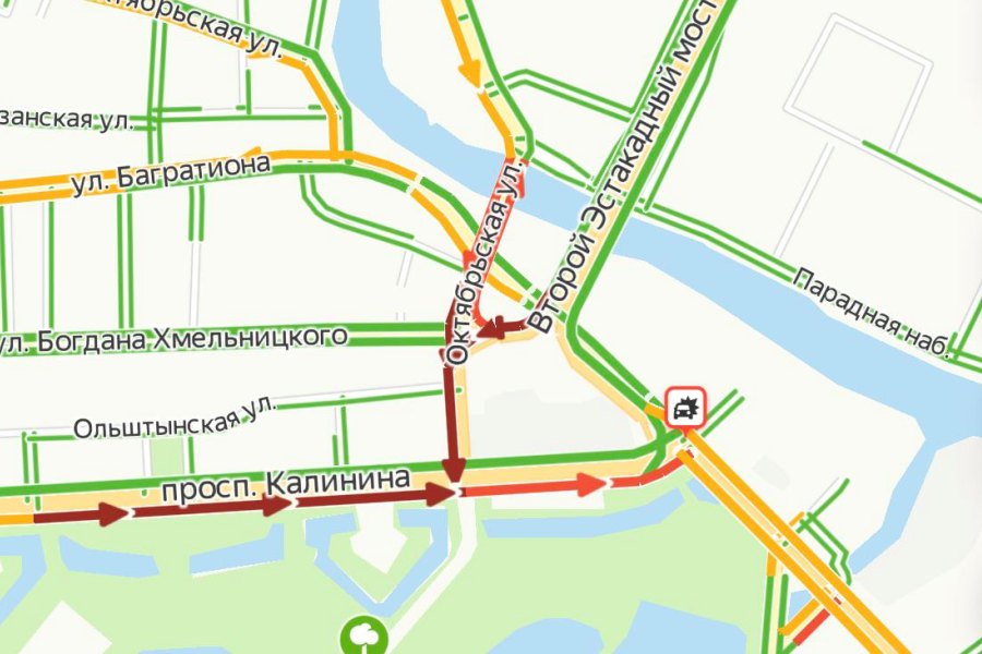Проспект Калинина встал из-за ДТП с автобусом (фото)