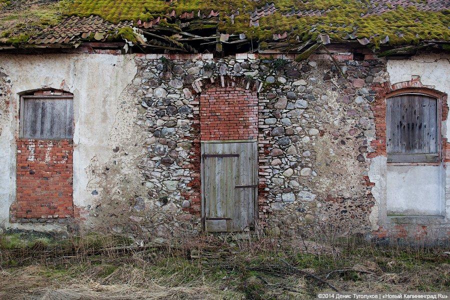 На крыше травка зеленеет: кирха начала XIX века в Перевалово покрывается плесенью и мхом