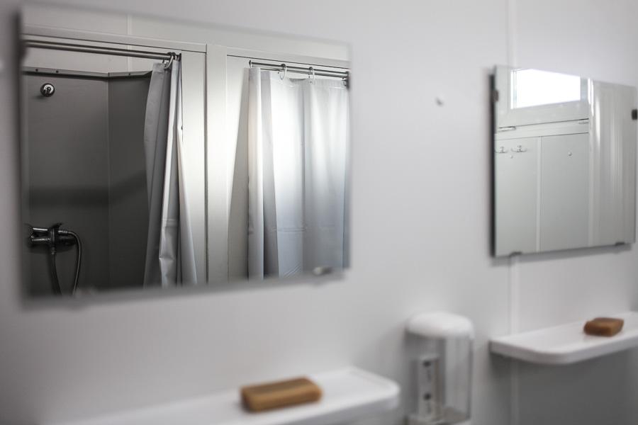 Уют за колючей проволокой: что ждет иностранцев, попавших в миграционный центр