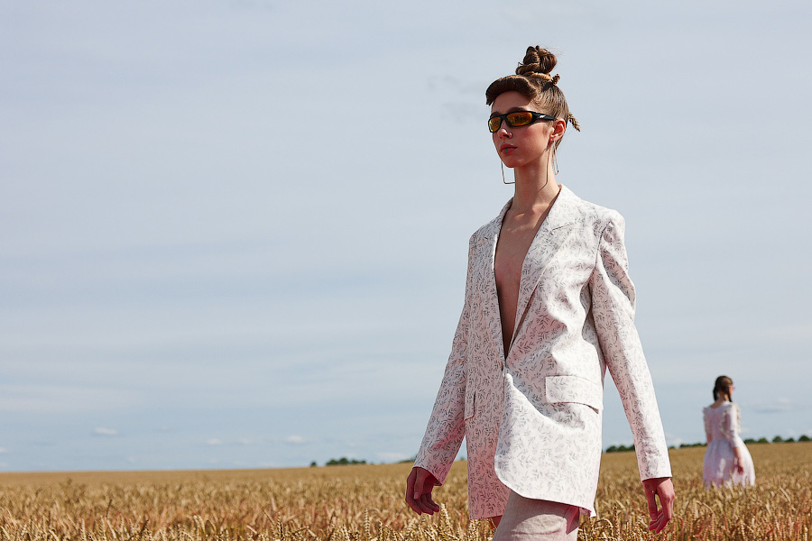 Один в поле — дизайнер: на Дне поля прошёл модный показ в колосьях (фото)