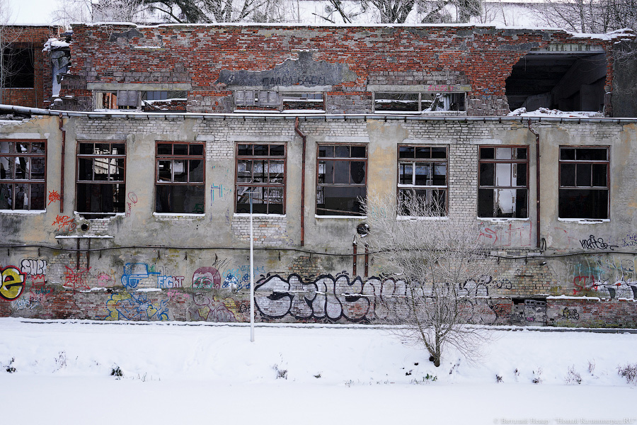 «Система» рухнула: на Нижнем озере ликвидируют строения аварийного завода (дополнено) (фото)