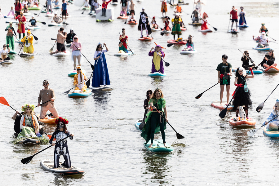 Царевны и богатыри на сапах: как в Калининграде прошёл костюмированный заплыв (фото)