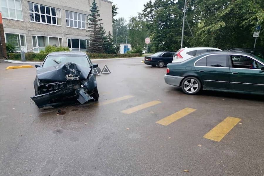 В Калининграде неизвестный водитель BMW попал в ДТП, пострадали пассажиры (фото)