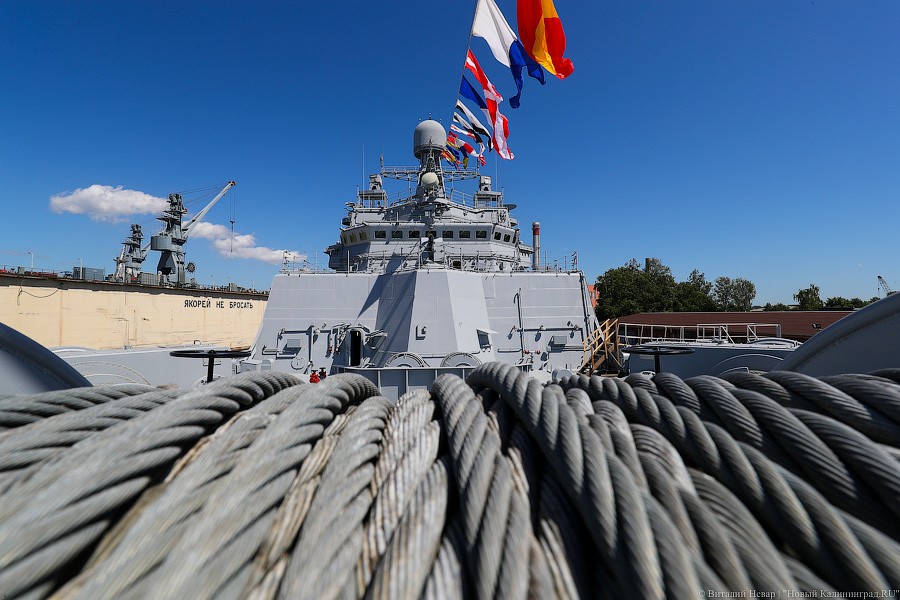 Трудный путь во флот: на БДК «Иван Грен» подняли Андреевский флаг