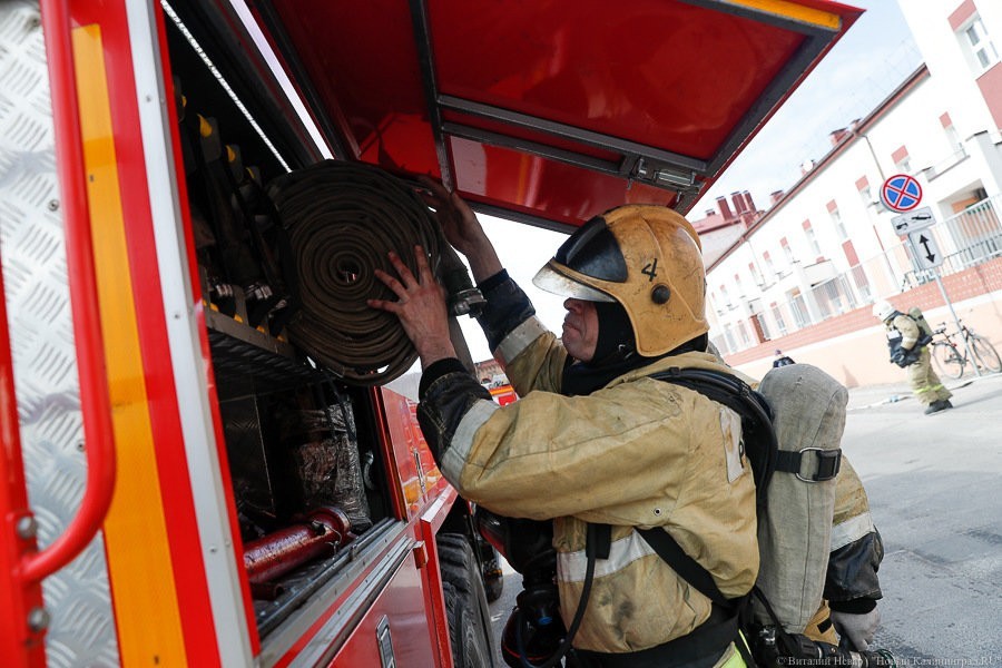 Калининградец поджёг дома покрышку, спасатели вывели из здания 5 человек