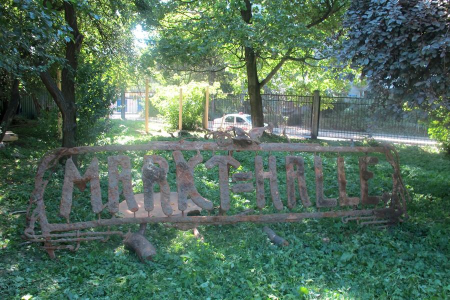 В Калининградском зоопарке при раскопках обнаружена старинная вывеска (фото)