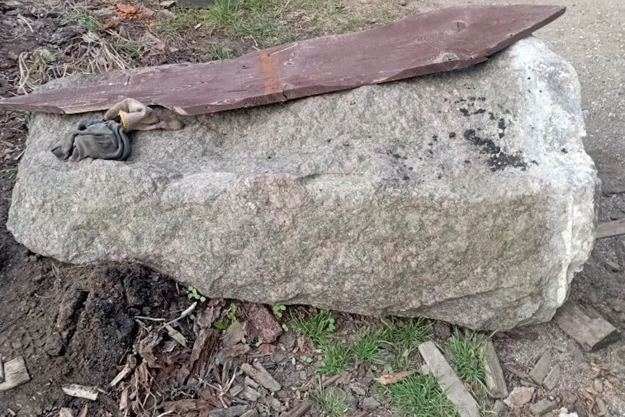 Власти о демонтированном в Калинино «немецком камне»: «Там инициалы фашистской партии»