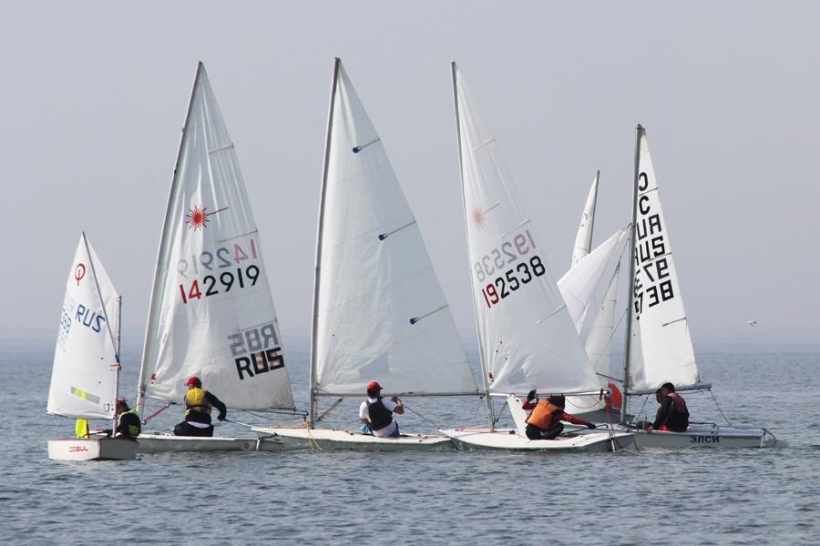 «За победу!»: фоторепортаж с первой региональной парусной регаты сезона