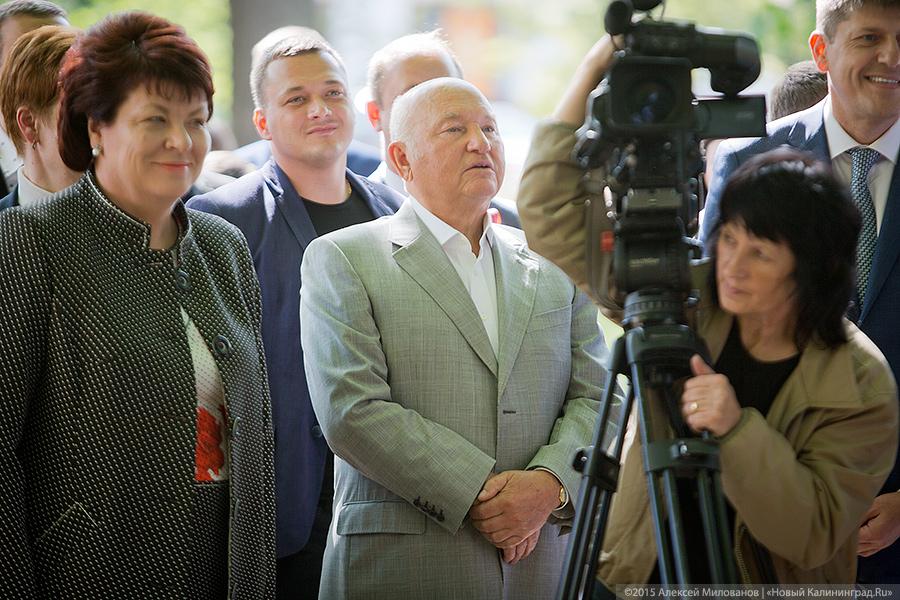 На фоне недостроя: как в Калининграде энергетики сквер открыли (фото)