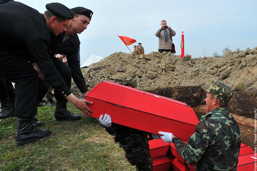 Фоторепортаж «Нового Калининграда.ru»: на военном кладбище в Медведевке перезахоронены 54 безымянных солдата