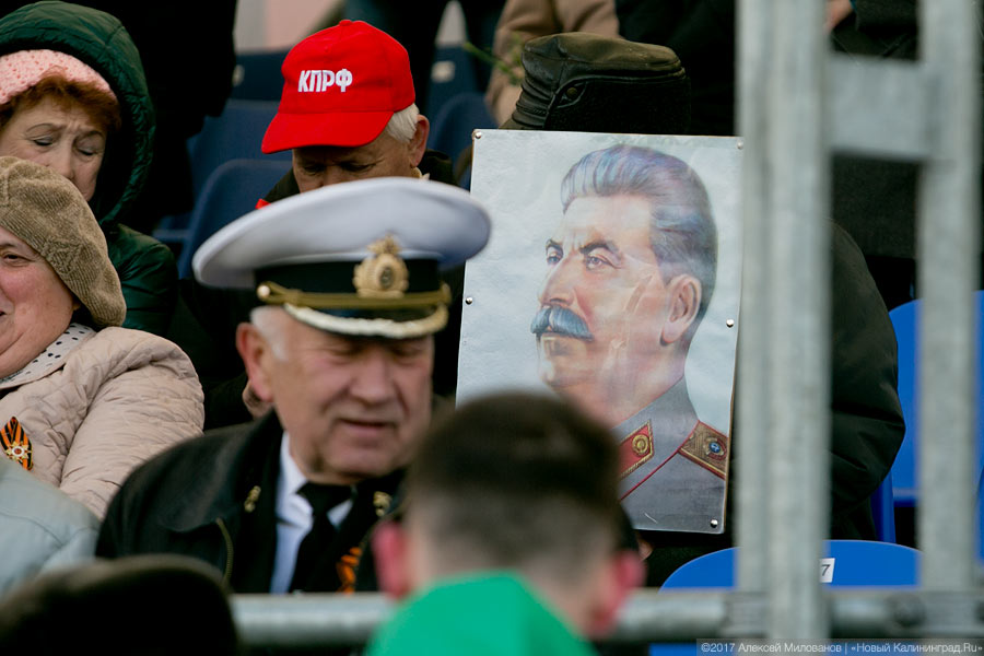 «Гвоздики», «Град» и снег: в Калининграде прошел Парад Победы