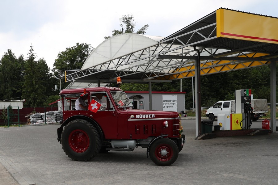 В Калининград прибыли швейцарские болельщики на тракторе (фото)