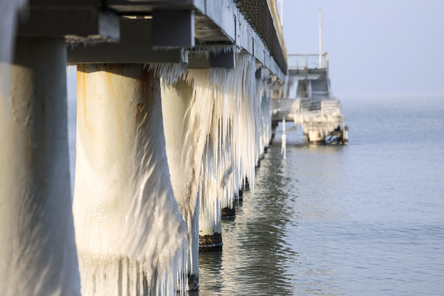 Мороз и море: как стихия украсила променад в Зеленоградске (фото)