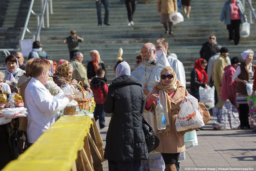 «Святись, кулич»: освящение пасхальной трапезы у собора Христа Спасителя
