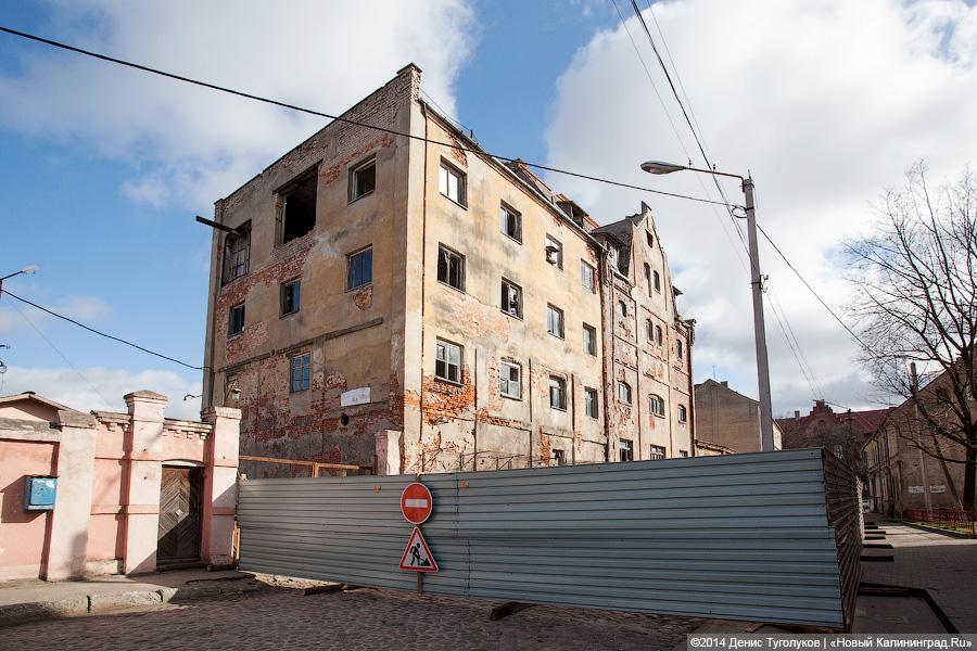 Из стекла и бетона: в Советске вековое здание сносят для строительства торгового комплекса