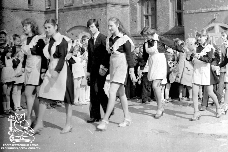 Визит Бжезинского и брюки для старшеклассниц: о чем писали газеты 35 лет назад.