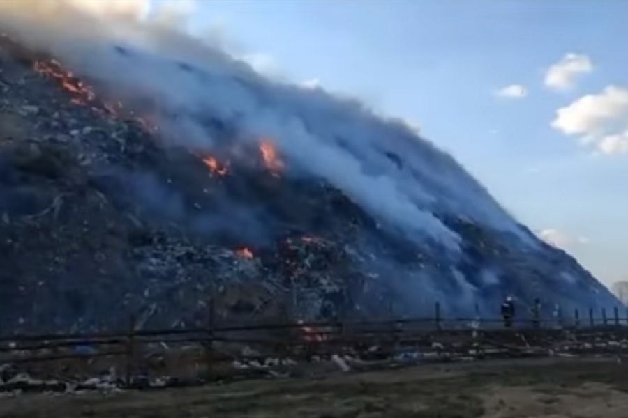 В 50 км от Калининграда горит мусорный полигон, огонь охватил 1 тыс. кв. метров (видео)