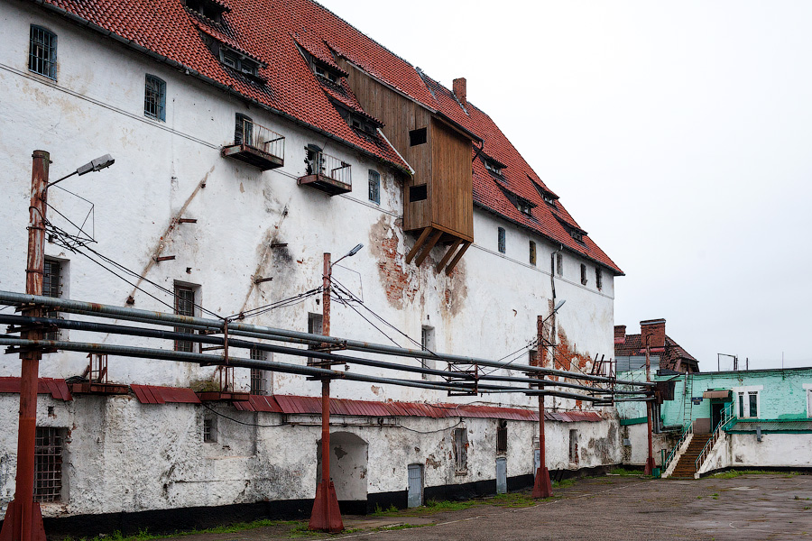 «У нас здесь не Алькатрас»: как сегодня выглядит замок Тапиау и что ждёт бывшую тюрьму (фото)
