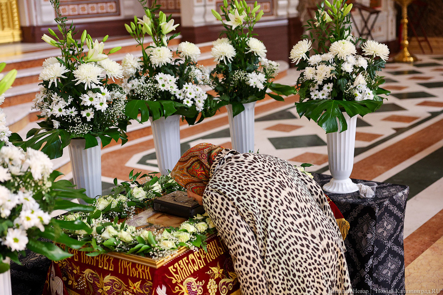 В брызгах святой воды: освящение пасхального угощения в соборе Христа Спасителя (фото)