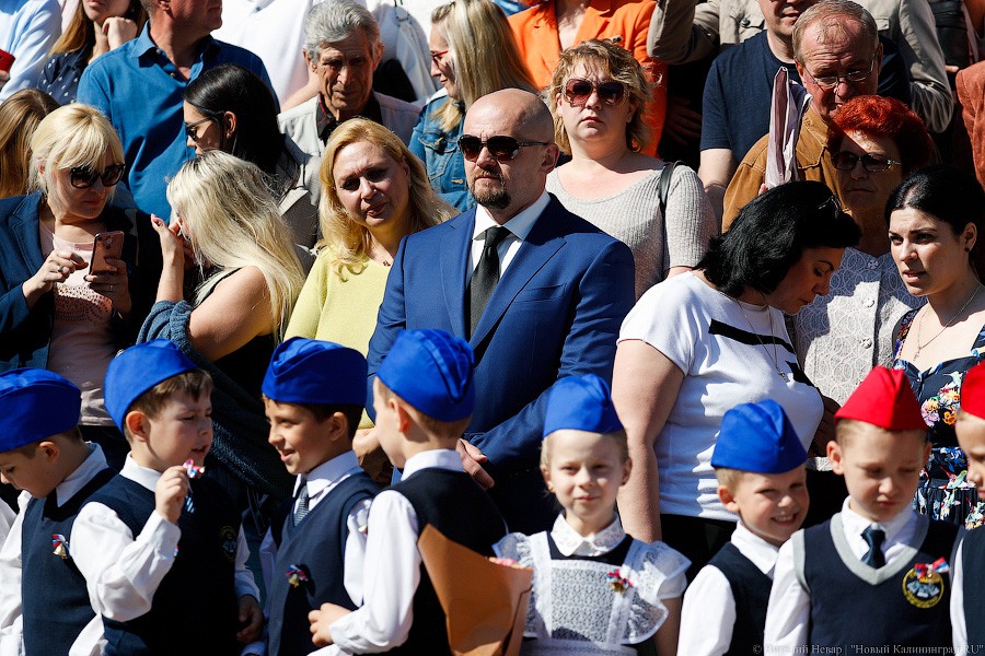 Майский вальс и слёзы: в школах Калининграда прозвенел последний звонок (фото)