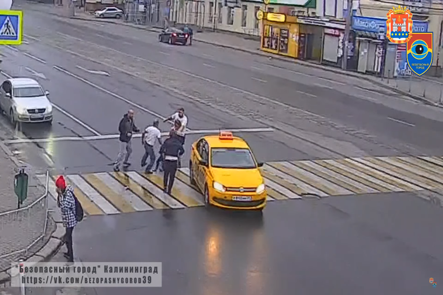 Видео драки пассажиров такси и прохожих у ТЦ «Плаза» посмотрели почти 4 млн раз