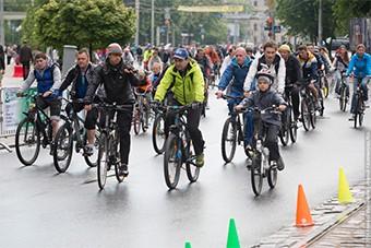 В Литве велосипедисты не согласны с требованием носить жилетки и включать фары днем