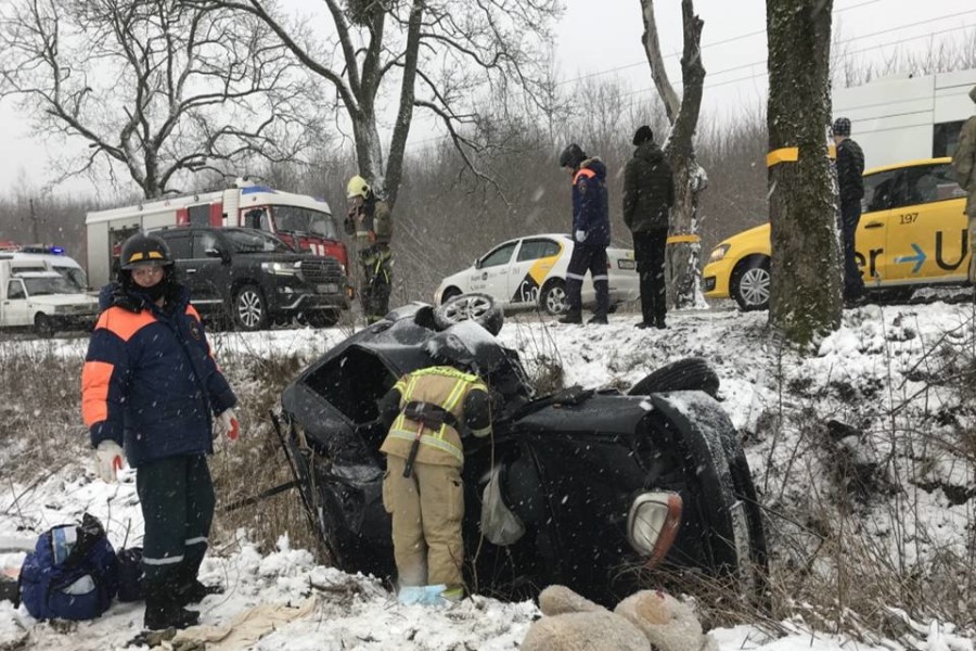 Под Чкаловском в кювет вылетела легковушка, потребовалась помощь спасателей (фото)