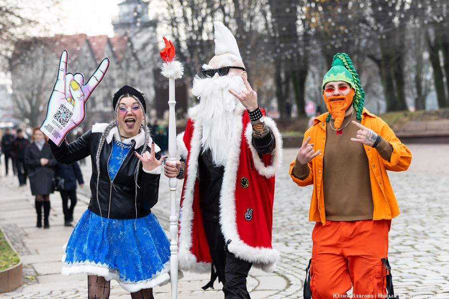 «Сказка к нам приходит»: на острове Канта прошел забег Дедов Морозов (фото)