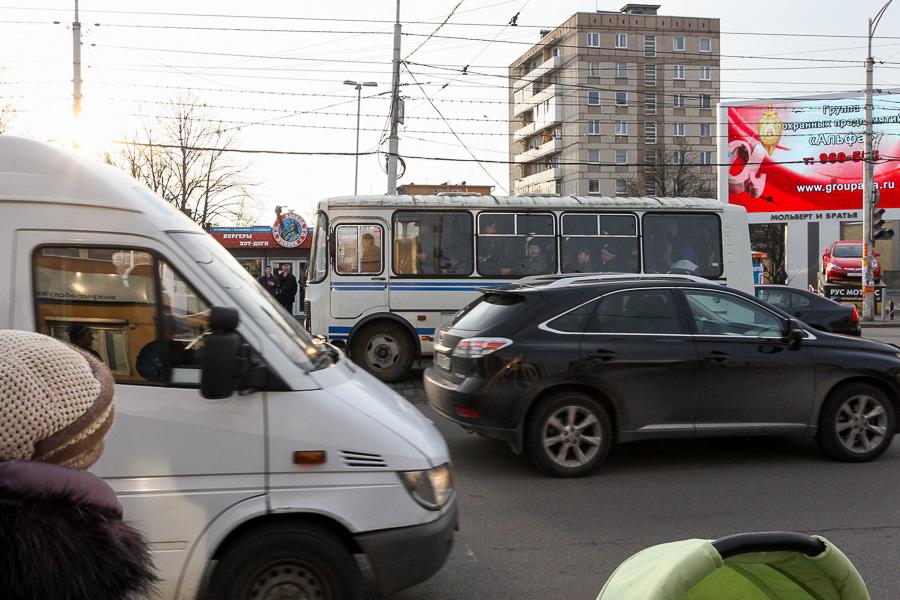 Уборка к празднику: в Калининграде у Центрального рынка вновь ловили мигрантов