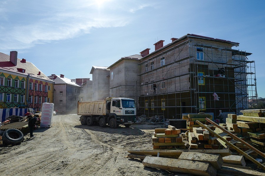 Почему в маске, почему без маски: в Калининграде продолжаются социальные стройки