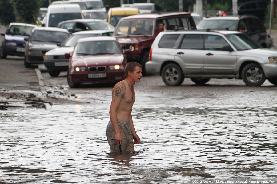 «Праздничные купания»: фоторепортаж с затопленной Аллеи Смелых