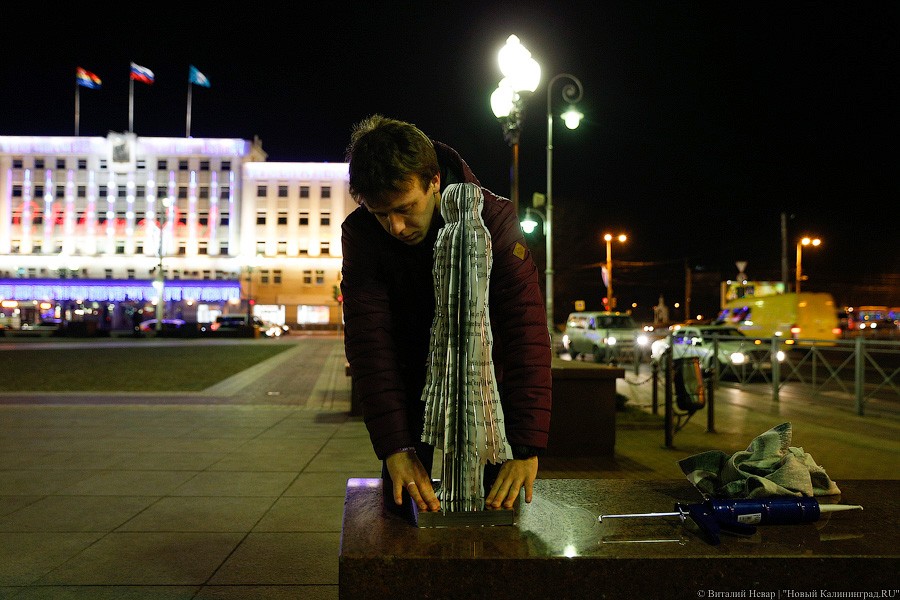 Кант не горит: на площади Победы приклеили скульптуру банкира Клюкина (фото)