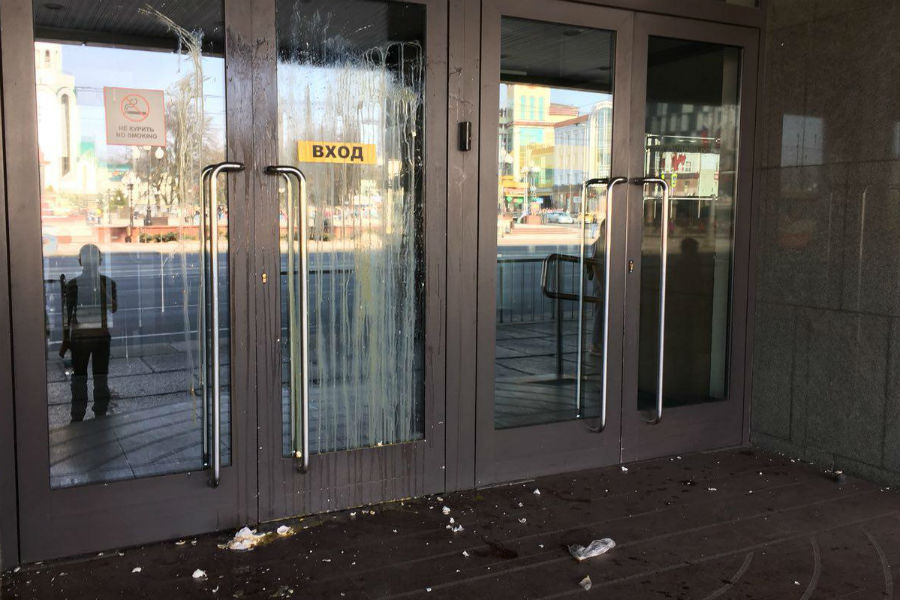 Мэрию Калининграда закидали яйцами (фото)